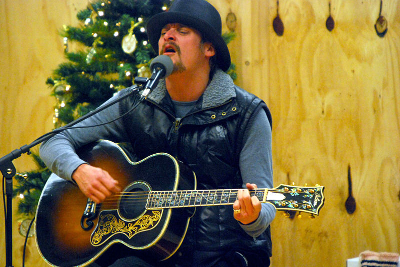 Featured_800px-kid_rock_in_camp_phoenix_27724
