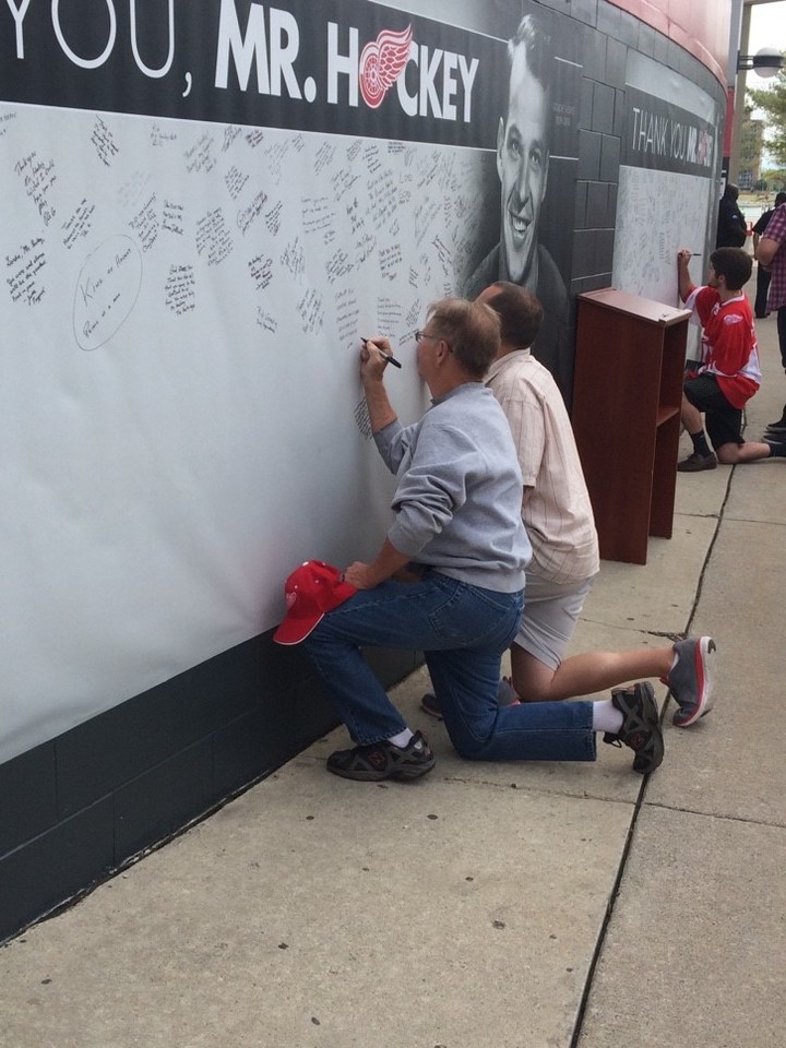 Article_landing_people_signing_wall_22168